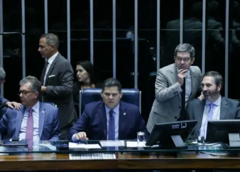 Senado aprova retirada de despesas com tarifaço do teto de gastos