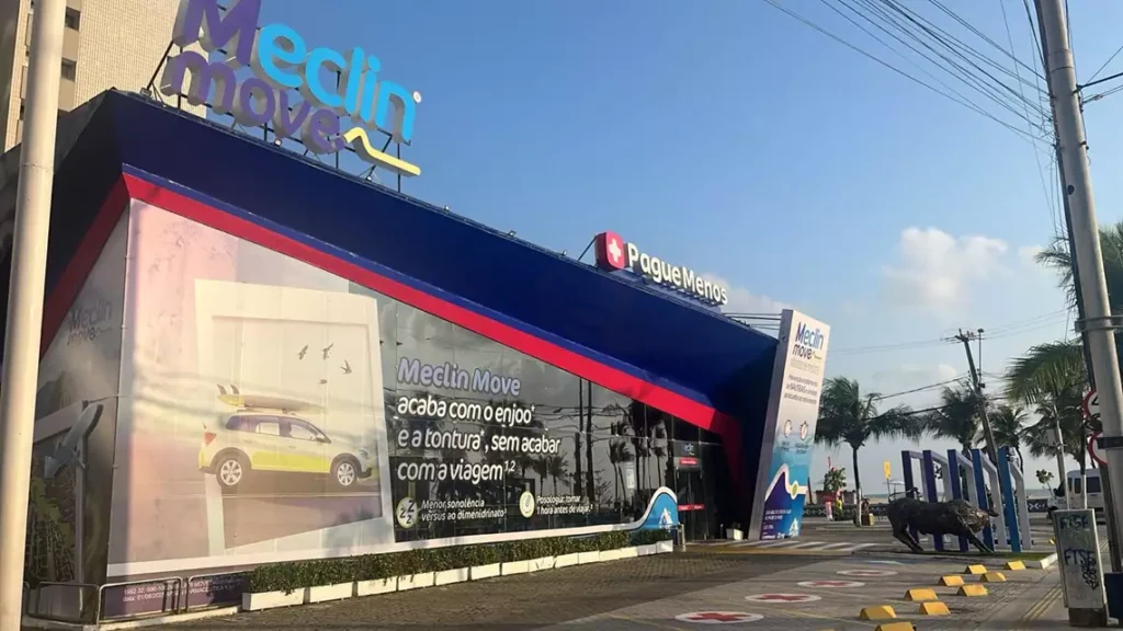 Pague Menos envelopa loja de Fortaleza em campanha de medicamento