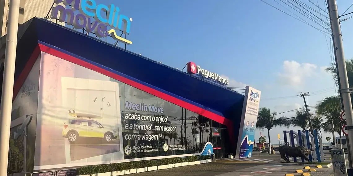 Pague Menos envelopa loja de Fortaleza em campanha de medicamento