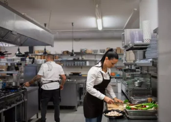 Omotenashi e dados: a nova hospitalidade em unidades de alimentação e nutrição
