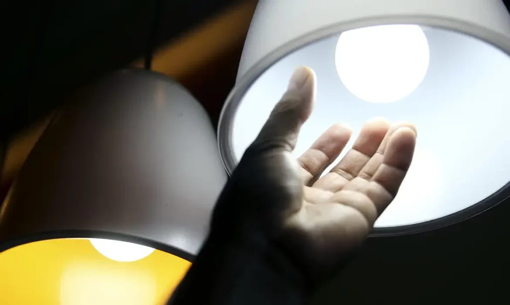 Inflação oficial volta a acelerar: conta de luz eleva IPCA para 0,48% em setembro