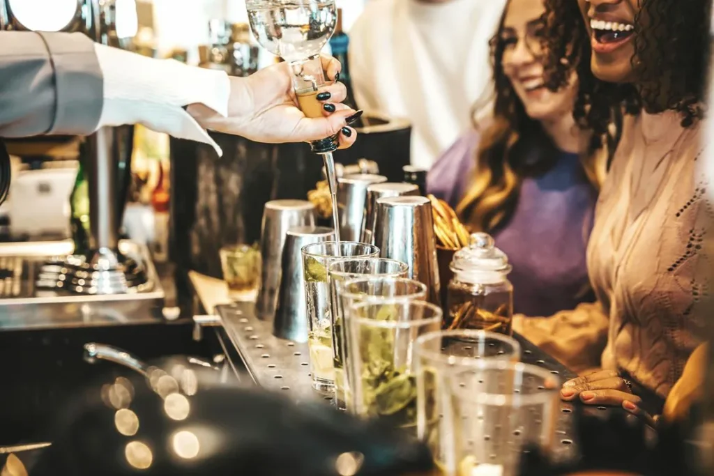 Bares e fabricantes treinam empresas para identificar bebidas falsas
