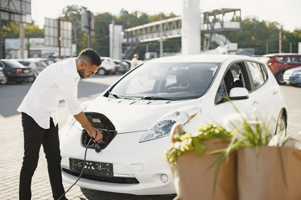 Abrasce lança protocolo de segurança para recarga de carros elétricos em shoppings