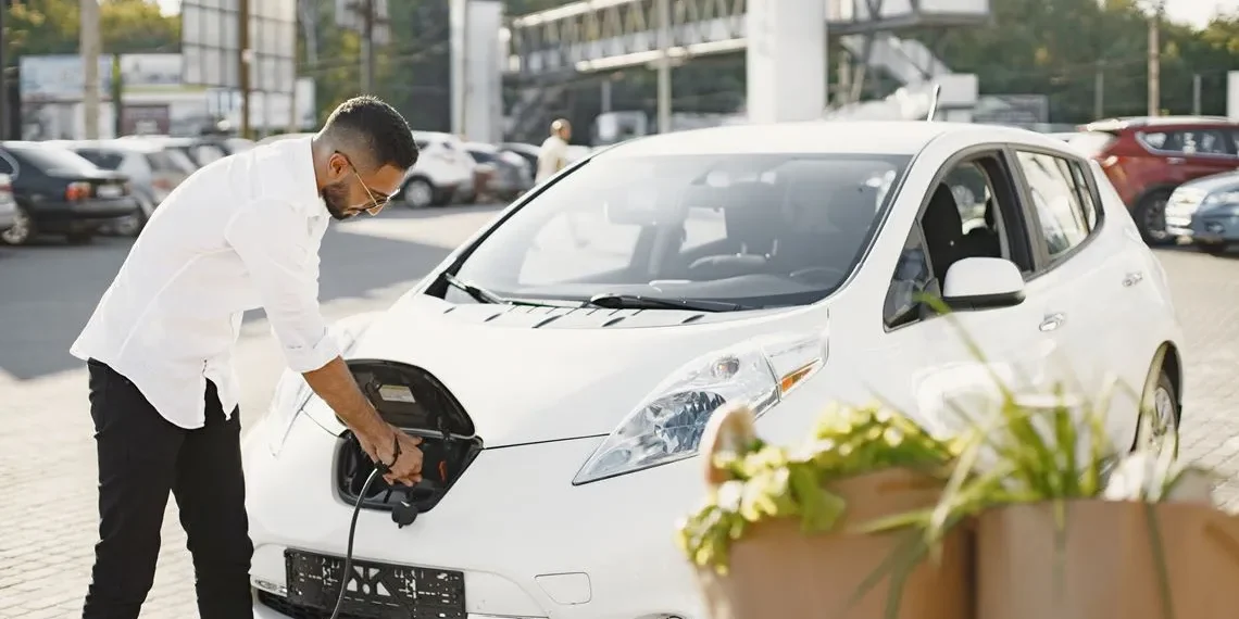 Abrasce lança protocolo de segurança para recarga de carros elétricos em shoppings