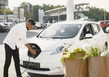 Abrasce lança protocolo de segurança para recarga de carros elétricos em shoppings