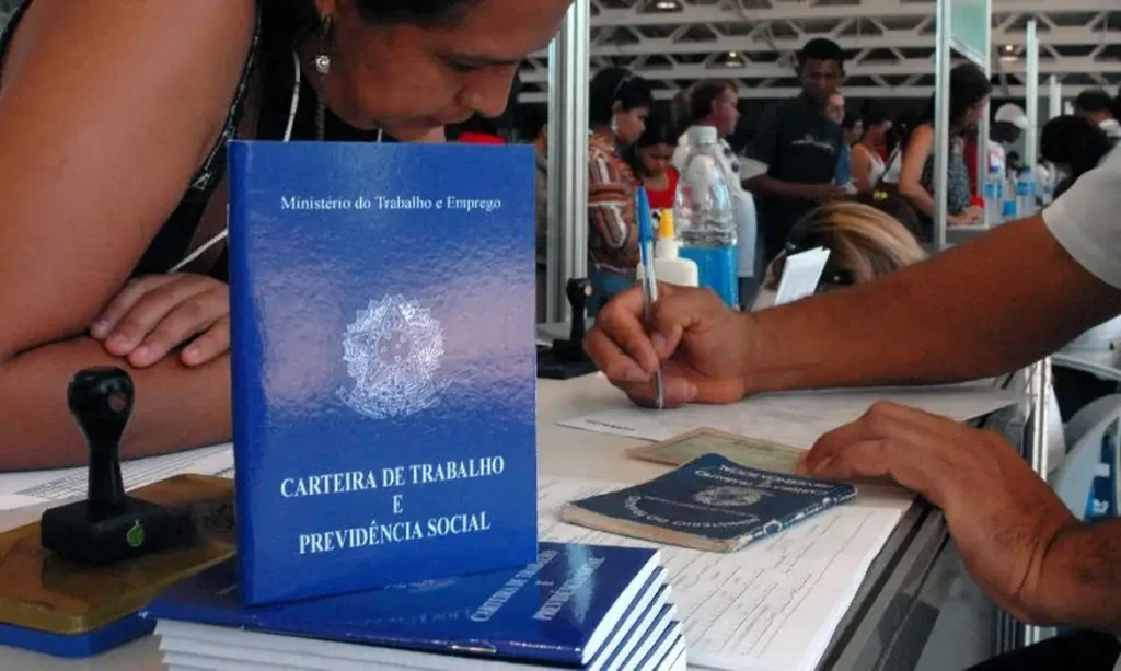 Desemprego no trimestre cai para menor taxa da série histórica