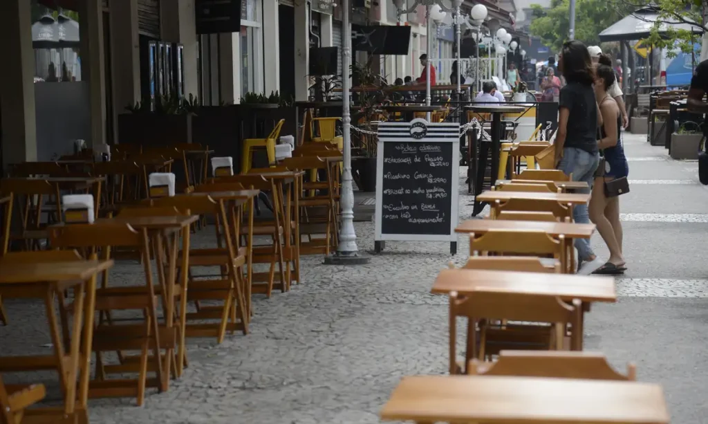 Vendas em bares e restaurantes caem 4,9% em setembro; Abrasel vê impacto de casos de metanol