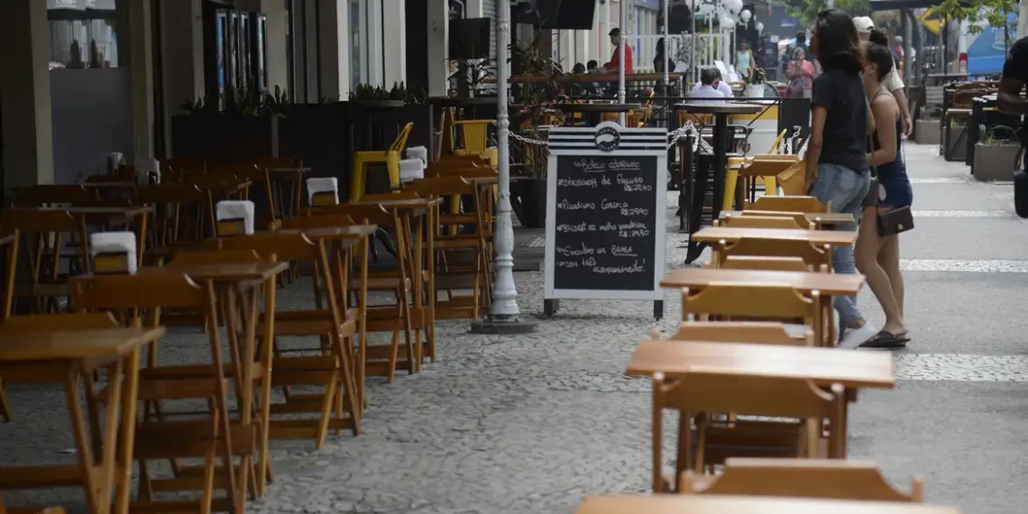 Vendas em bares e restaurantes caem 4,9% em setembro; Abrasel vê impacto de casos de metanol