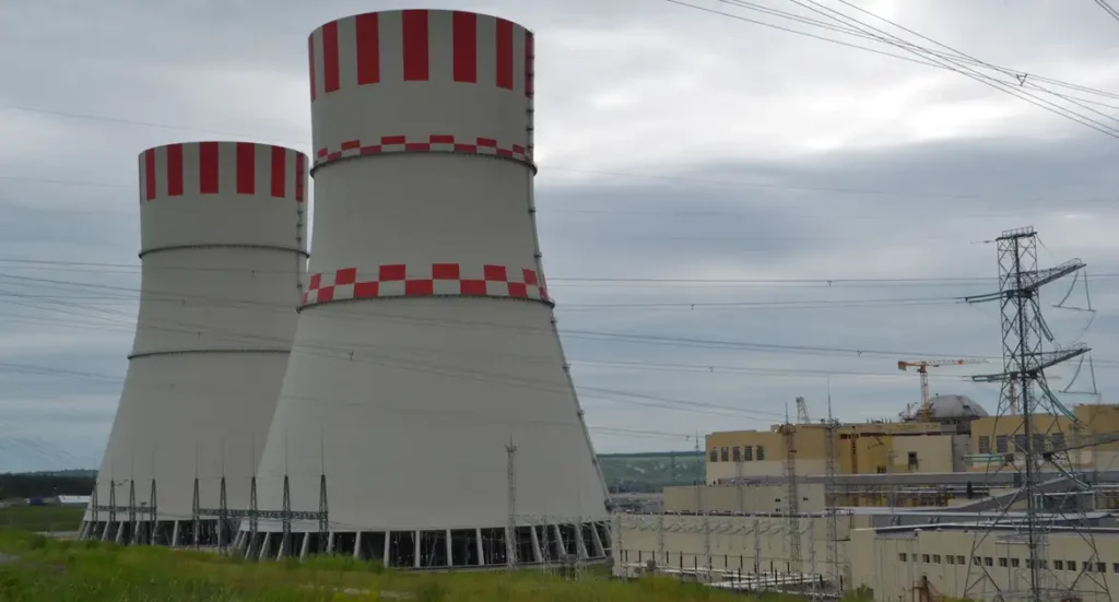 EUA avançam em plano de energia limpa com acordo de US$ 80 bi para reatores nucleares