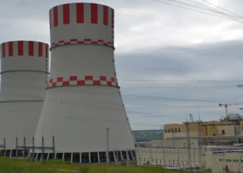 EUA avançam em plano de energia limpa com acordo de US$ 80 bi para reatores nucleares