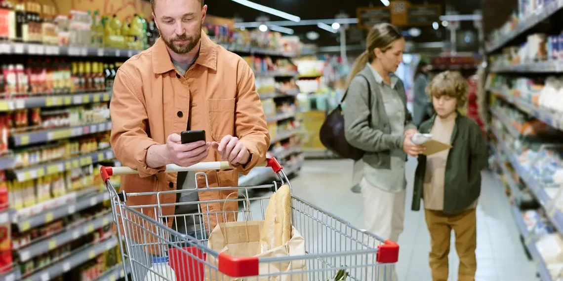 Intenção de consumo das famílias cai pelo terceiro mês seguido em outubro