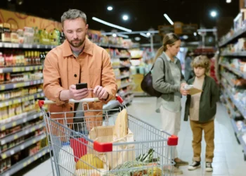 Intenção de consumo das famílias cai pelo terceiro mês seguido em outubro