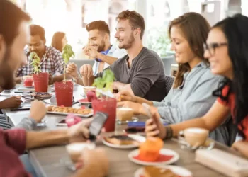 O seu restaurante entrega experiências conectadas de P a Z? - da geração prateada à geração Z