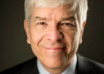 Nobel de Economia, Paul Romer diz a brasileiros que não aceitem interferências de big techs