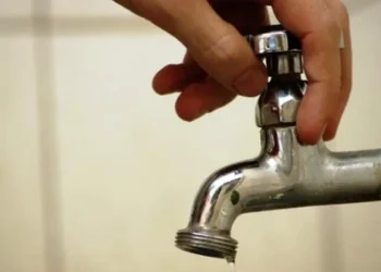 Redução da pressão noturna economiza 4,9 bi de litros de água em 1 semana, diz Sabesp