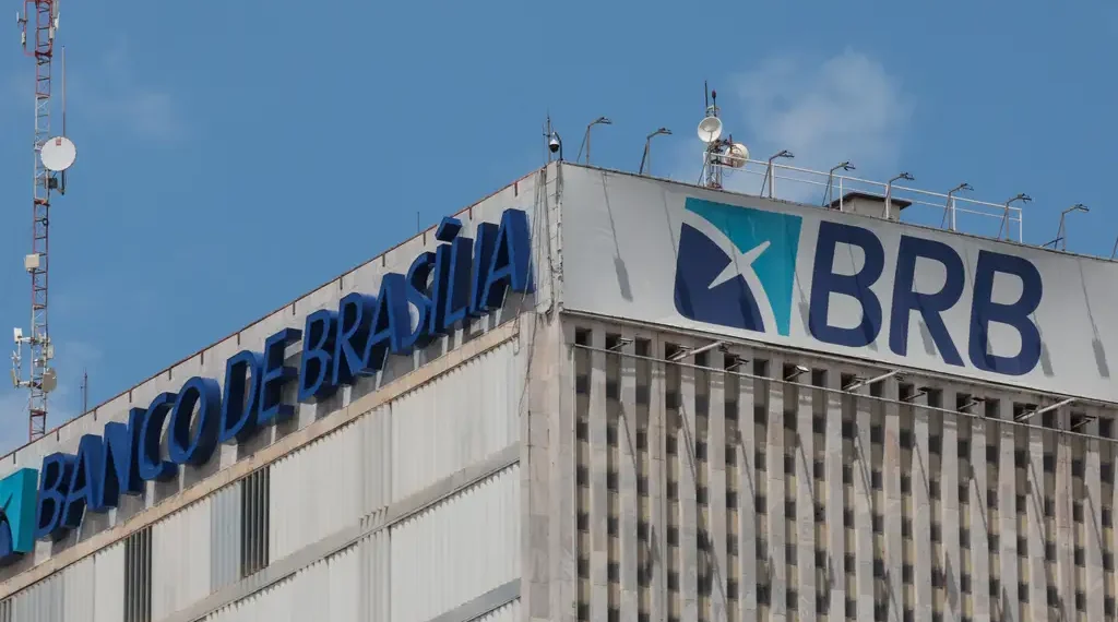 BRB: presidente afastado volta ao Brasil e diz colaborar com investigações sobre o Master