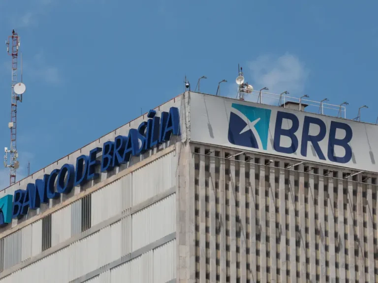 BRB: presidente afastado volta ao Brasil e diz colaborar com investigações sobre o Master