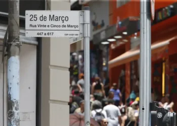 Conheça a rua 25 de Março: símbolo do comércio paulistano que está completando 160 anos