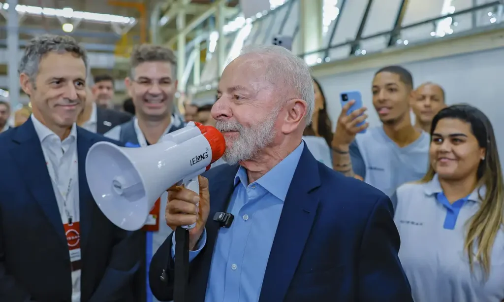 Lula assina decreto do PAT para acabar com oligopólio de operadoras de vale-refeição