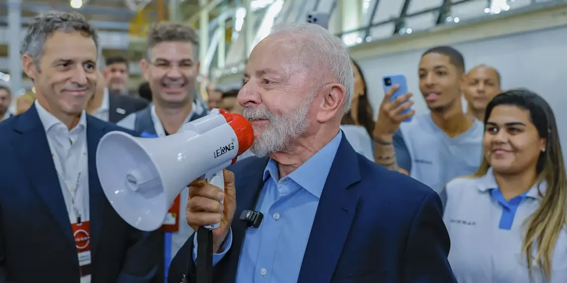 Lula assina decreto do PAT para acabar com oligopólio de operadoras de vale-refeição