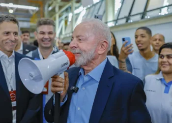 Lula assina decreto do PAT para acabar com oligopólio de operadoras de vale-refeição