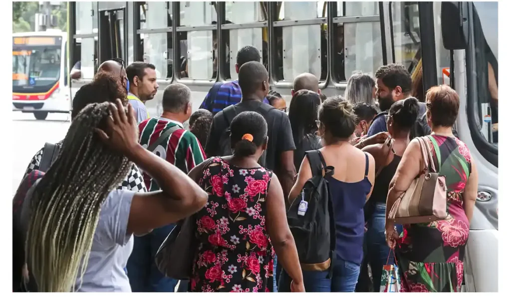 Número dos que procuram emprego há mais de 2 anos cai 17,8%