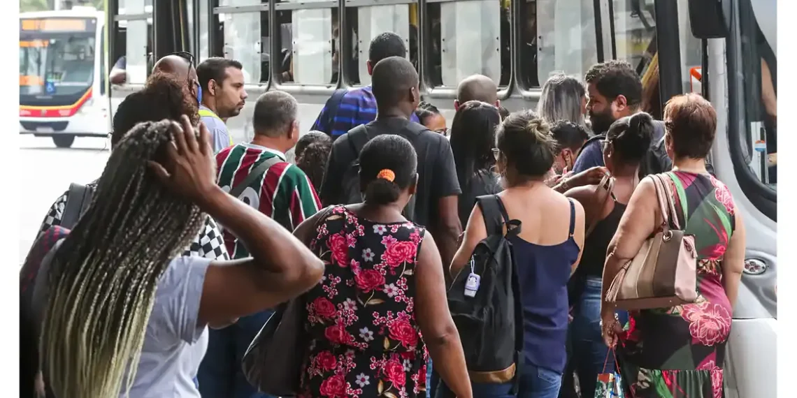 Número dos que procuram emprego há mais de 2 anos cai 17,8%
