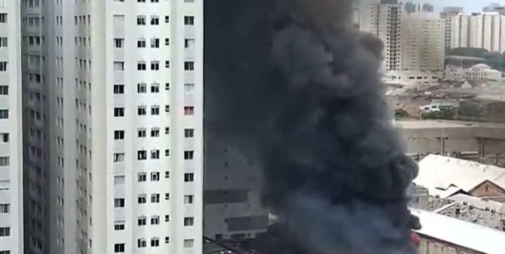Incêndio em galpão de tecidos no Brás deixa duas vítimas