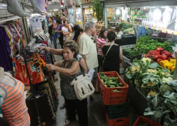 INPC recua para 0,03% em outubro e acumula 4,49% em 12 meses
