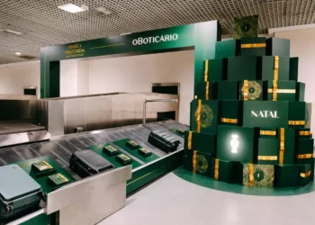 O Boticário distribui mais de 6 mil presentes de Natal em esteiras de aeroportos