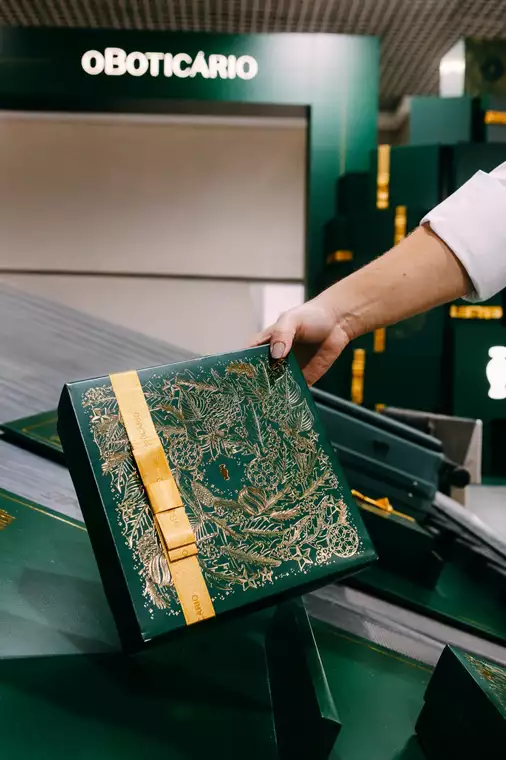 O Boticário distribui mais de 6 mil presentes de Natal em esteiras de aeroportos