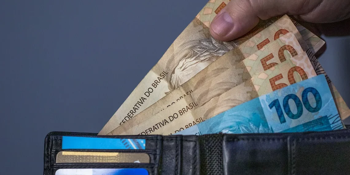 Lula diz que salário mínimo é baixo, mas aponta importância de direito