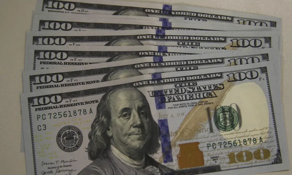 Após sete altas seguidas, dólar cai 0,95% e fecha em R$ 5,53