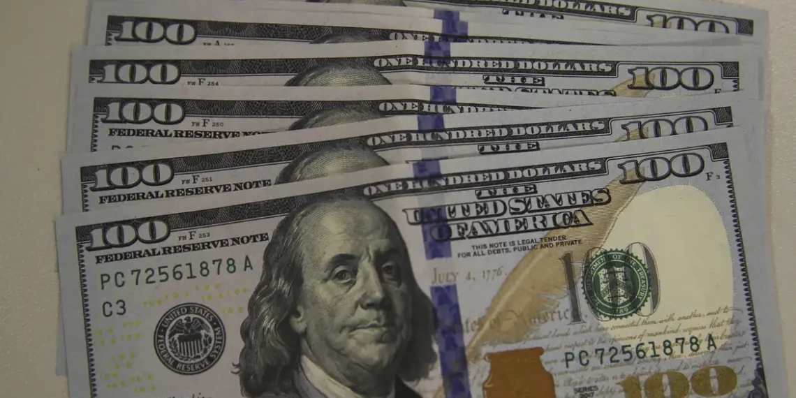 Após sete altas seguidas, dólar cai 0,95% e fecha em R$ 5,53