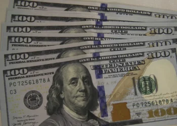 Após sete altas seguidas, dólar cai 0,95% e fecha em R$ 5,53