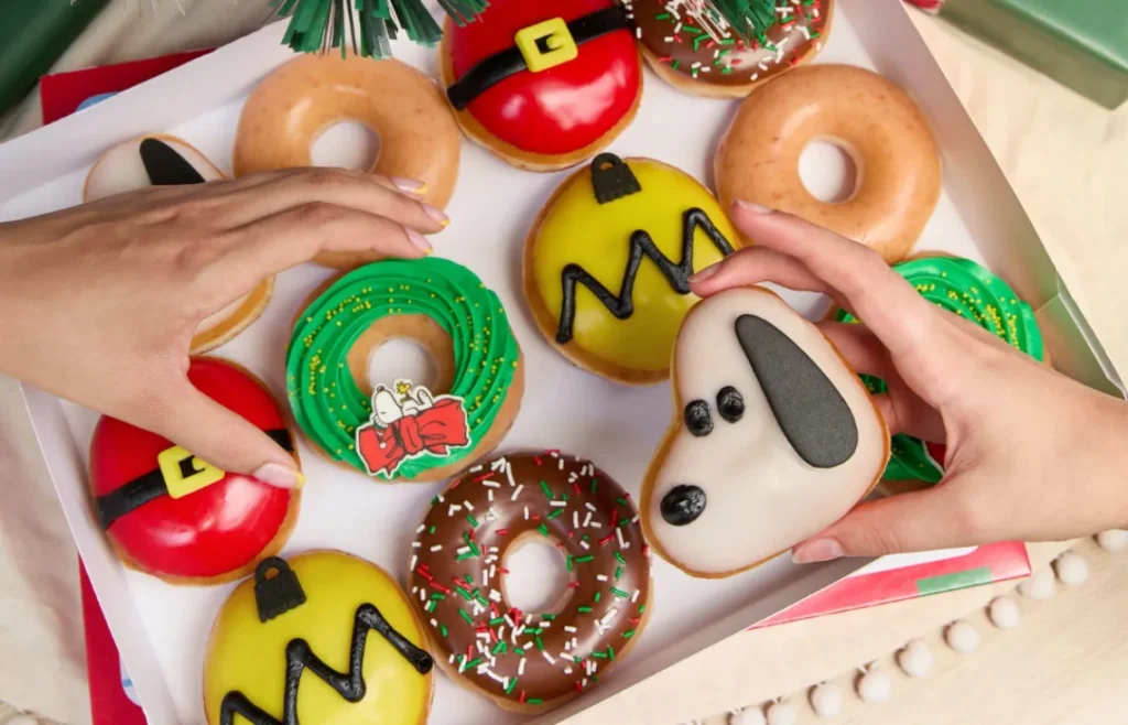 Snoopy e sua Turma são protagonista dos novos sobores de Natal da Krispy Kreme