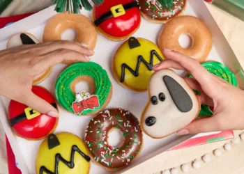 Snoopy e sua Turma são protagonista dos novos sobores de Natal da Krispy Kreme