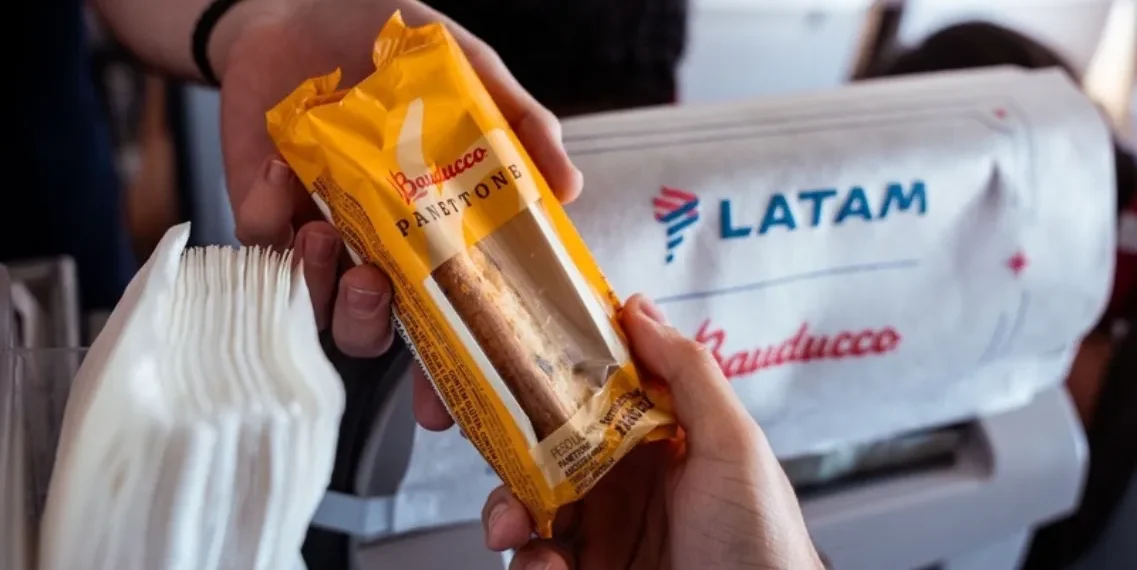 Latam Brasil e Bauducco promovem ação de Natal com panetone em voos de Congonhas