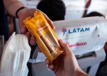 Latam Brasil e Bauducco promovem ação de Natal com panetone em voos de Congonhas
