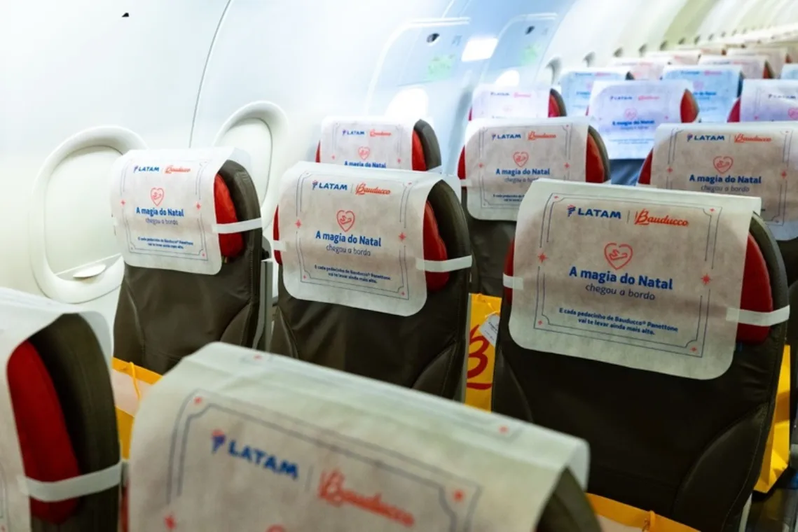 Latam Brasil e Bauducco promovem ação de Natal com panetone em voos de Congonhas