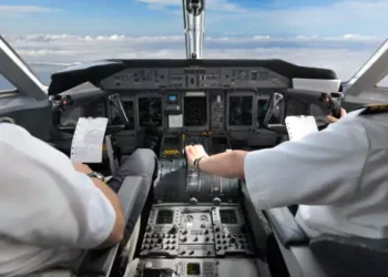 Latam abre vagas para pilotos de aviões da Embraer com bônus de R$ 160 mil
