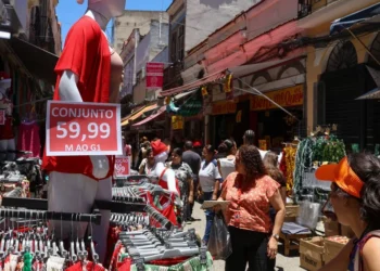 Comércio popular do Rio tem movimentação intensa às vésperas do Natal