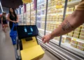 Qualy e JCDecaux ativam robô com IA em lojas do Carrefour em São Paulo