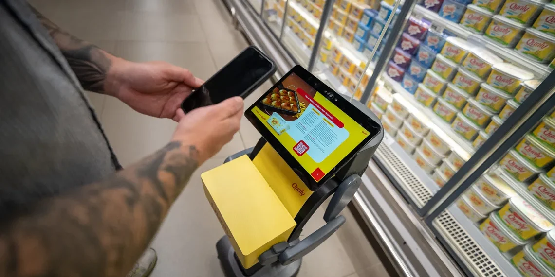 Qualy e JCDecaux ativam robô com IA em lojas do Carrefour em São Paulo