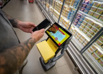 Qualy e JCDecaux ativam robô com IA em lojas do Carrefour em São Paulo