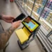 Qualy e JCDecaux ativam robô com IA em lojas do Carrefour em São Paulo