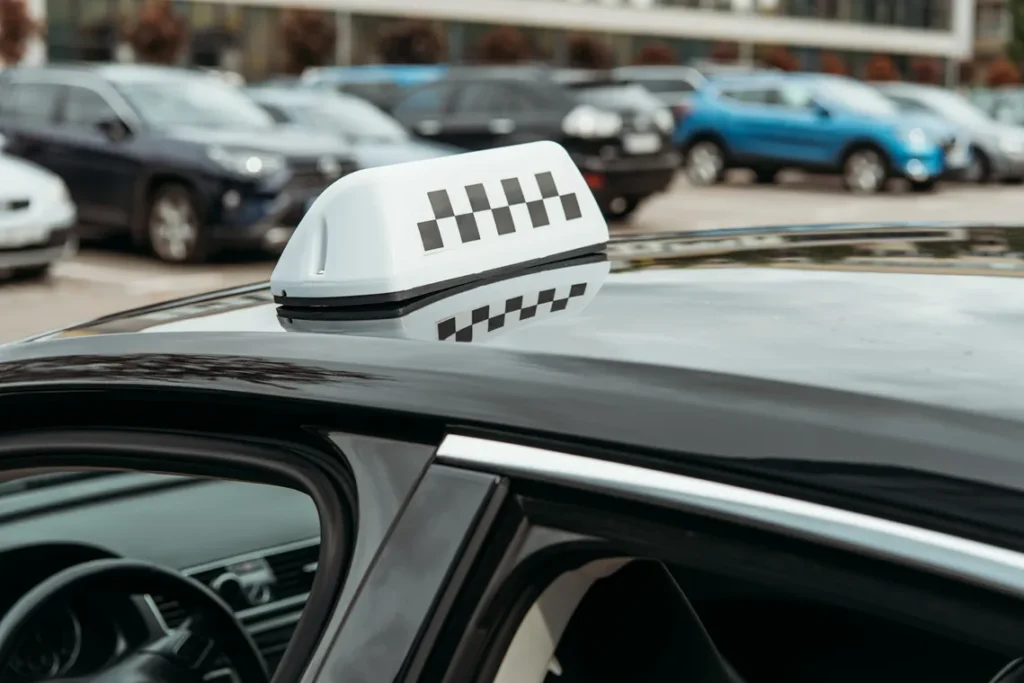 Waymo e Tesla acirram competição por mercado de robo-táxis