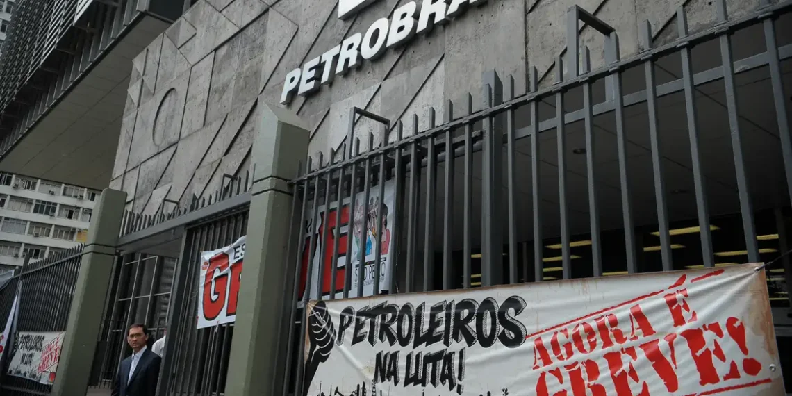 Petrobras oferece IPCA mais 0,5% e acaba com greve dos petroleiros