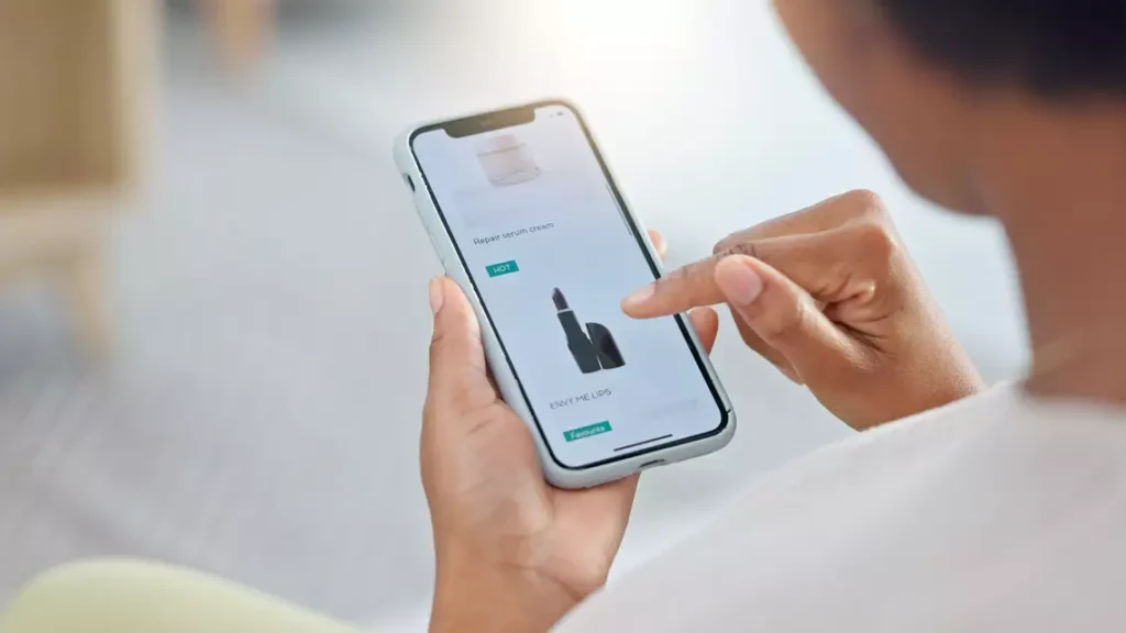 Consumidor brasileiro explora múltiplos canais antes de comprar, aponta estudo