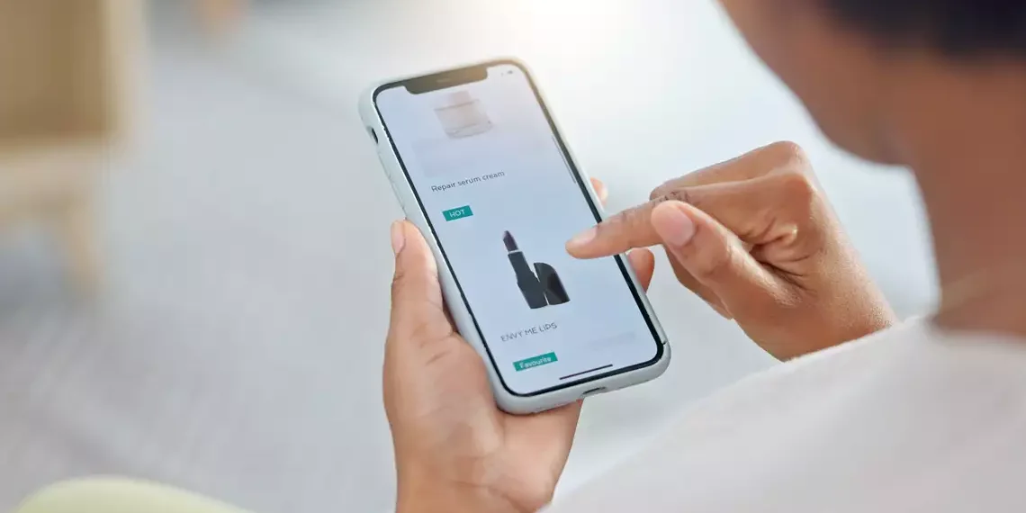 Consumidor brasileiro explora múltiplos canais antes de comprar, aponta estudo